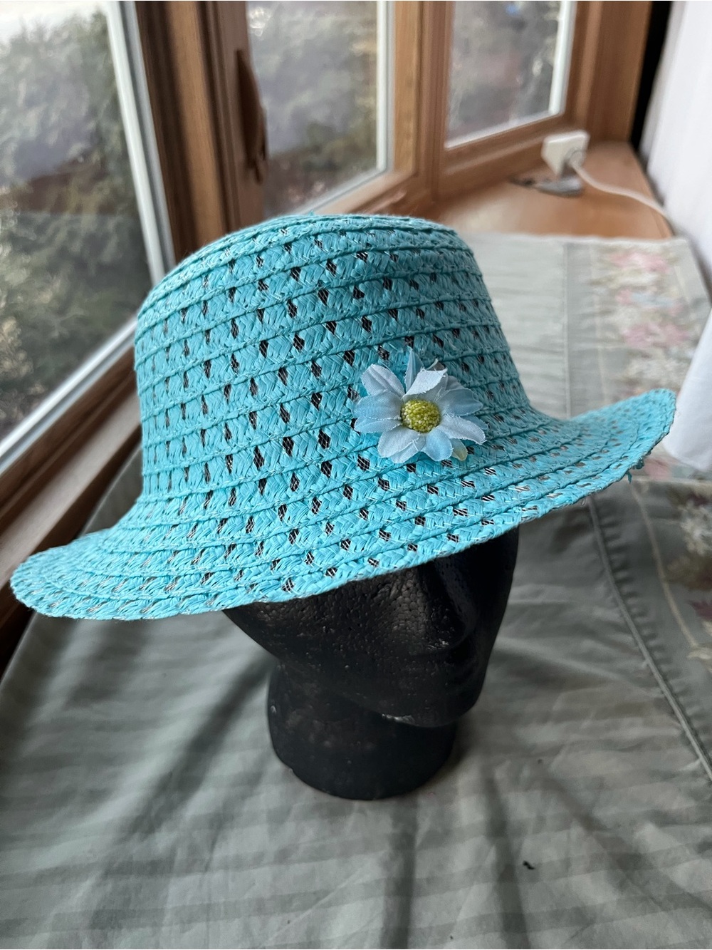 Women’s hat blue with daisy